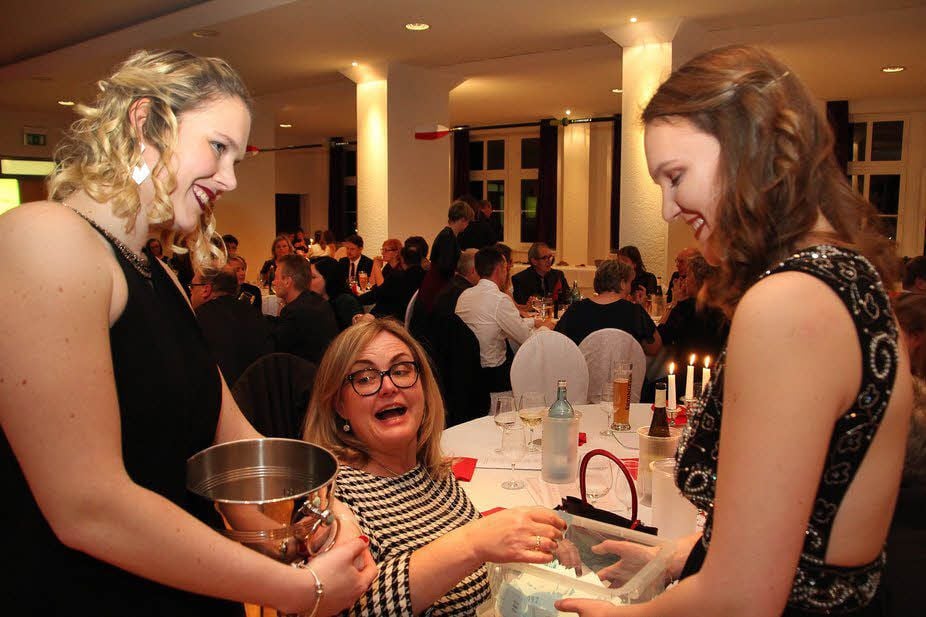 Ulrike Michelbrink (li.) und Celina Stötzer (re.) verkaufen den Gästen Lose für die Tombola.