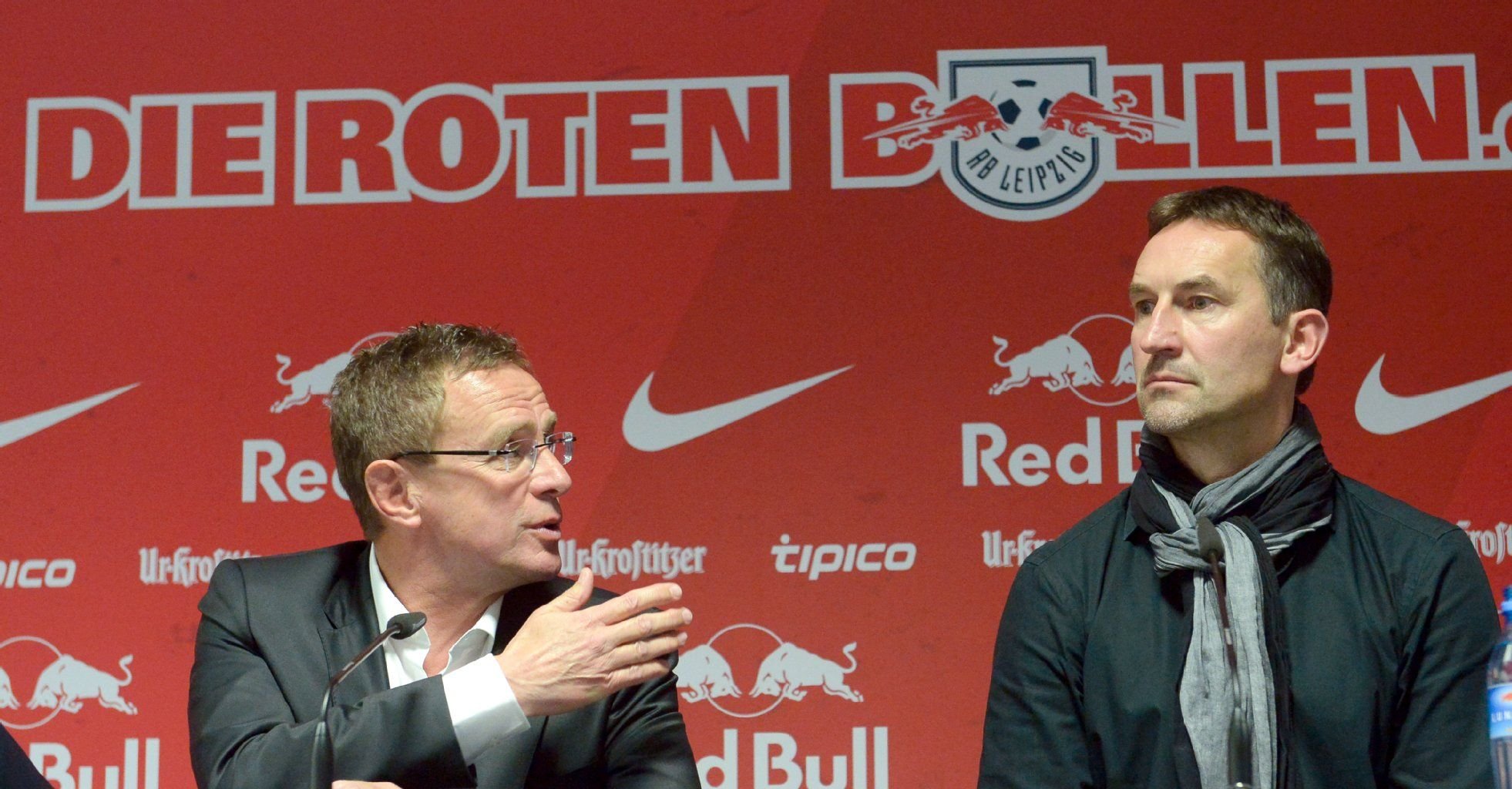 Der Sportdirektor von RB Leipzig, Ralf Rangnick (l) spricht am 11.02.2015 bei einer Pressekonferenz des Fußball-Zweitligisten neben dem Interimstrainer Achim Beierlorzer.