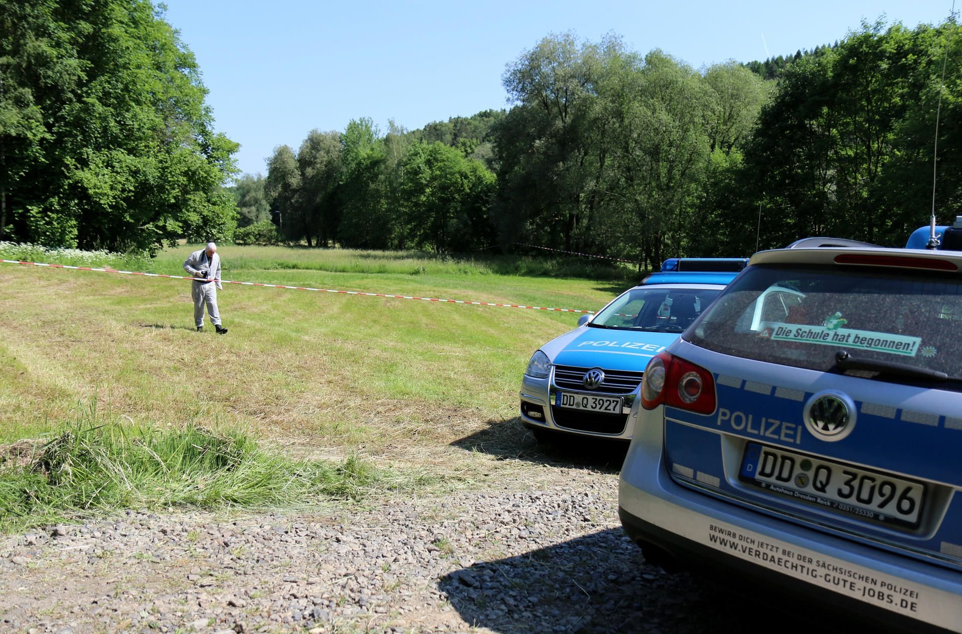 Ein Mann habe das eingewickelte Neugeborene am Donnerstag nahe eines Feldweges in Wilkau-Haßlau entdeckt.