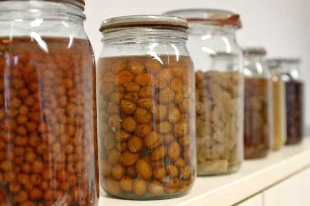 Gläser mit verschiedenen Früchten