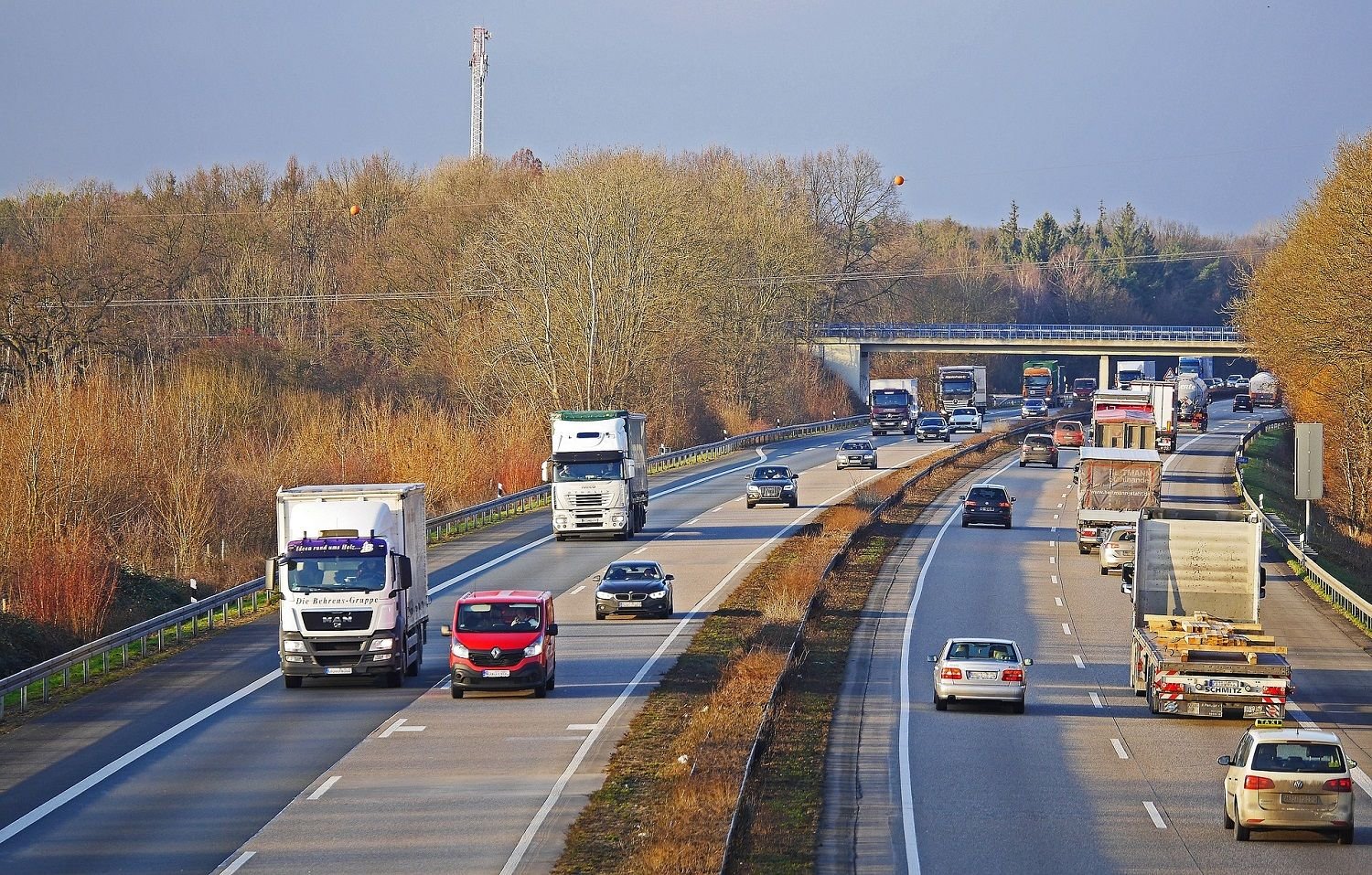 Der Nieszwang überkam den Autofahrer, sodass er einen Unfall verursachte.