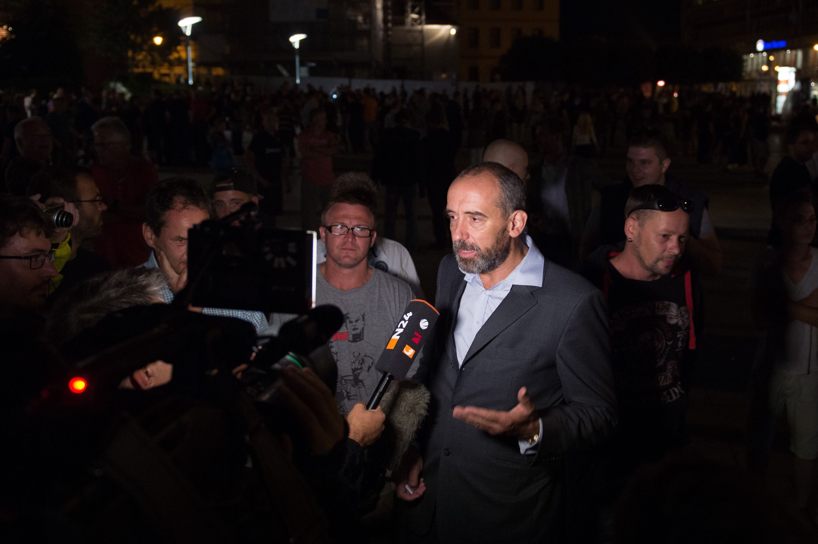 Alexander Ahrens (parteilos), Oberbürgermeisters von Bautzen, beantwortet am 15. September auf dem Kornmarkt in Bautzen (Sachsen) die Fragen der Journalisten.