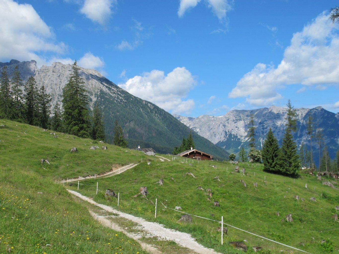 Almhütten bieten Urlaub inmitten einer reizvollen Landschaft. Wer eine solche Hütte in den Bergen mieten will, muss aber ein paar Dinge bedenken - zum Beispiel, dass es vielleicht keinen Handyempfang gibt.