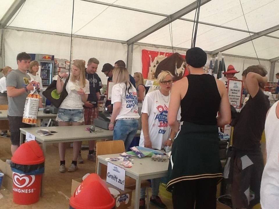 Im Supermarkt auf dem SSB-Festivalgelände gibt's alles, was man eben auf einem Festival zum "Überleben" braucht.