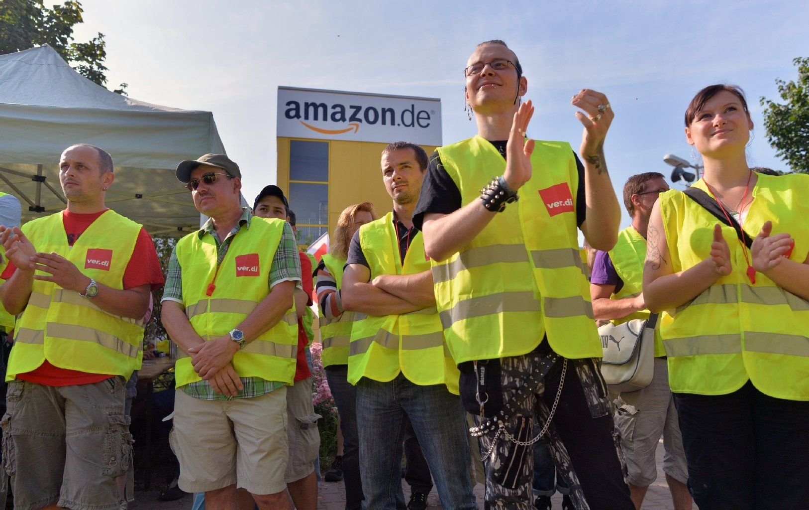 m Beschäftigte des Internet-Versandhändlers Amazon streiken im Juli vor dem Standort in Leipzig.