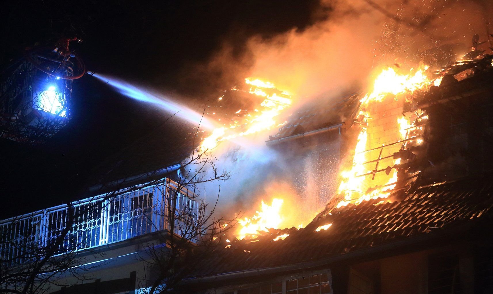 Feuerwehrleute löschen das Feuer in einem Mehrfamilienhauses in der Kleinen Straße in Magdeburg.
