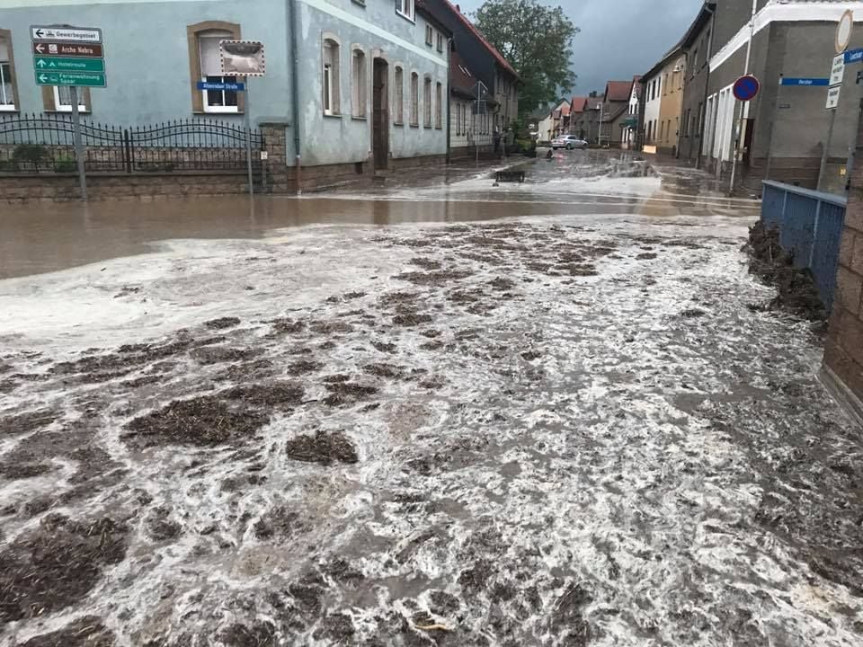 Ein Schlammlawine zog Ende Juni durch Bad Bibra. Der Wetterdienst warnt nun erneut vor langanhaltenden Regenfällen.