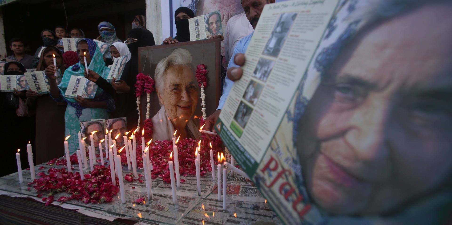 Menschen gedenken in Karatschi (Pakistan) der deutschen Ärztin Ruth Pfau