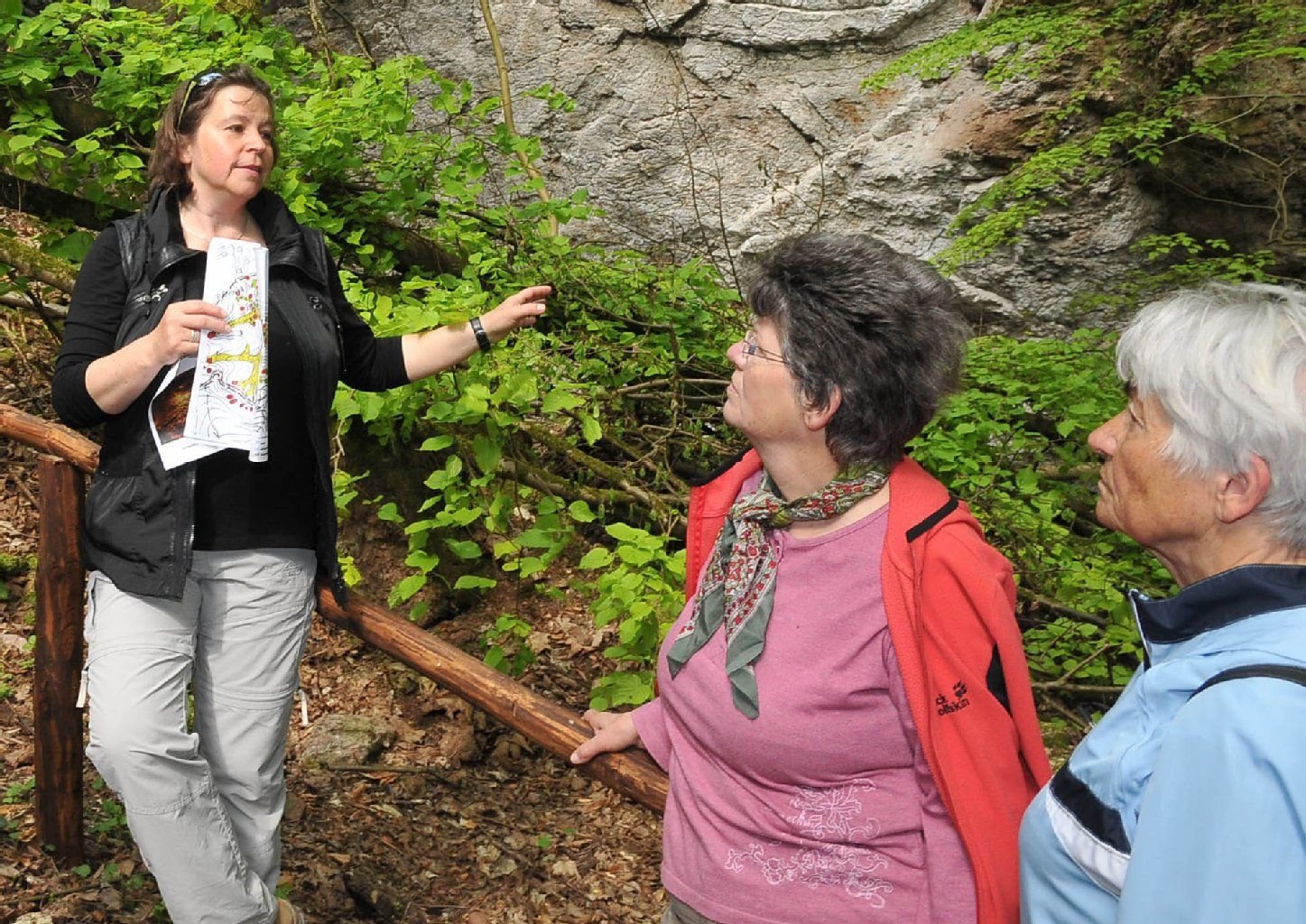 Christiane Funkel vom Biosphärenreservat Karstlandschaft Südharz erläutert am Natureingang die Geschichte des Naturschutzgebietes um die Heimkehle.