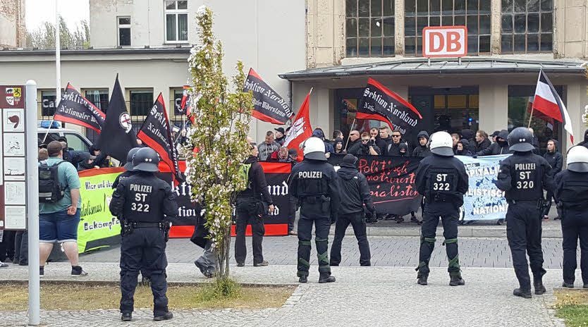 Die Polizei sichert die Ankunft der Rechten in Köthen.