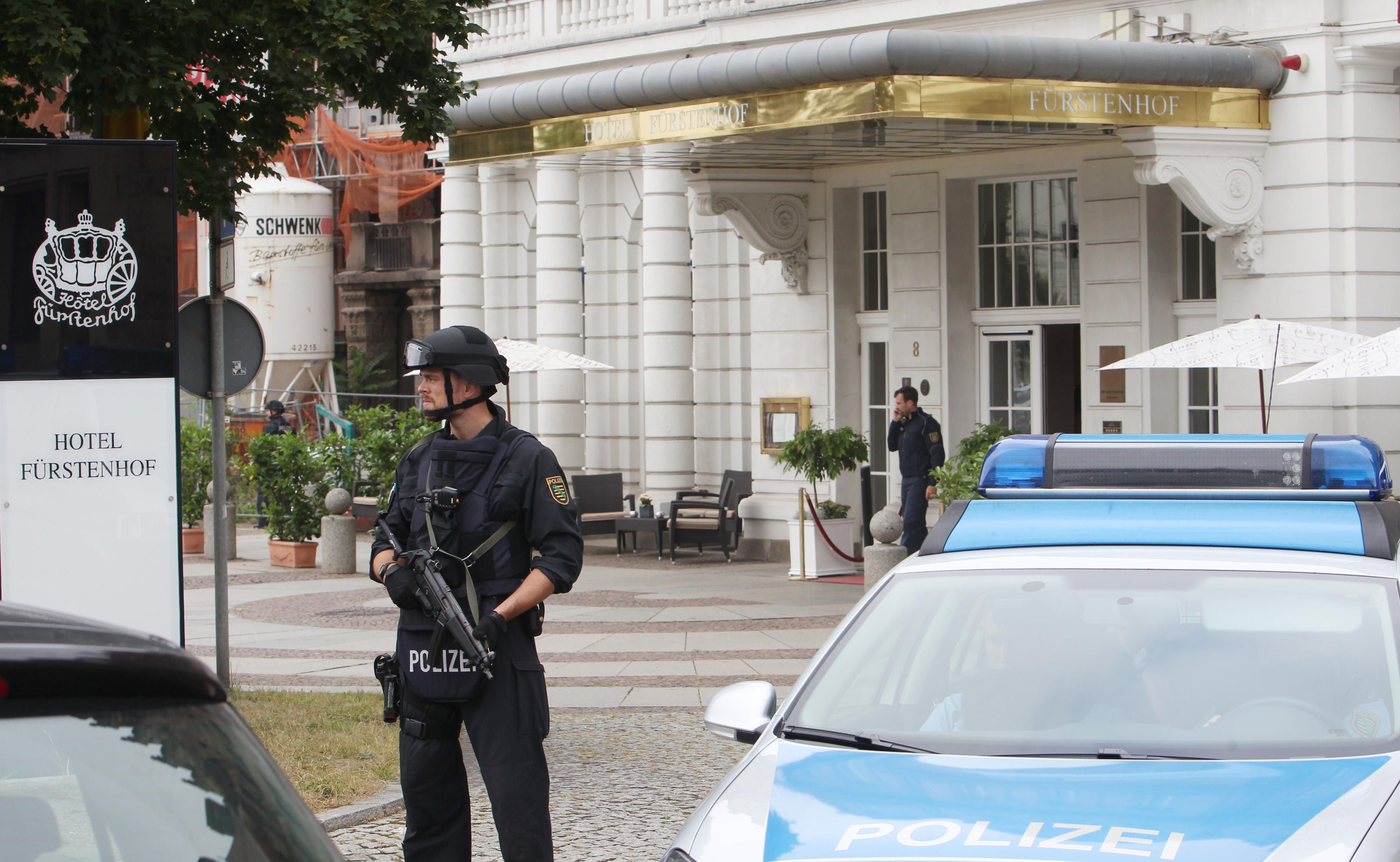 Polizisten mit Maschinenpistolen sichern das Hotel Fürstenhof am Dienstag. Ein Unbekannter hatte in der Nacht mit einem Anschlag gegen das Hotel gedroht.
