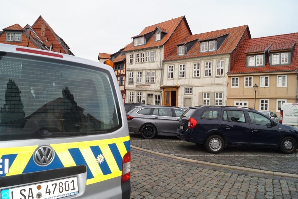 Ein Streifenwagen bewacht bis auf Weiteres drei jüdische Einrichtungen in Halberstadt.