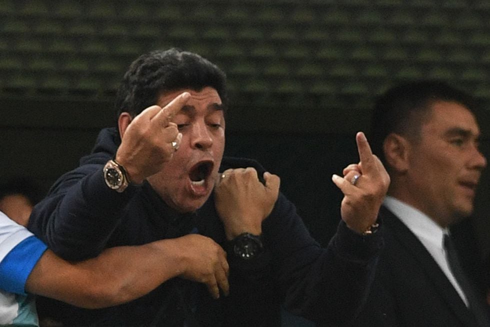 Obszöne Gesten gehören bei Maradona zum Repertoir.