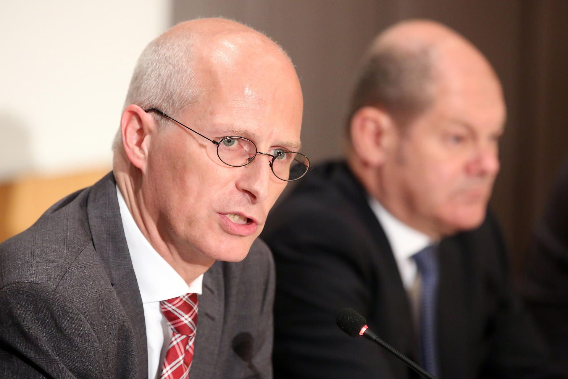 Peter Tschentscher und im Hintergrund Olaf Scholz