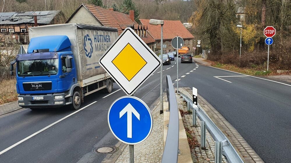 In Mägdesprung treffen sich die Bundesstraße 185 und die Landesstraße 235. Letztere ist nur für Fahrzeuge bis 7,5 Tonnen freigegeben. Der Schwerverkehr rollt indes durch Alexisbad. Das wird auch in Zukunft so bleiben. Nur vorübergehend war es wegen einer Baustelle anders.