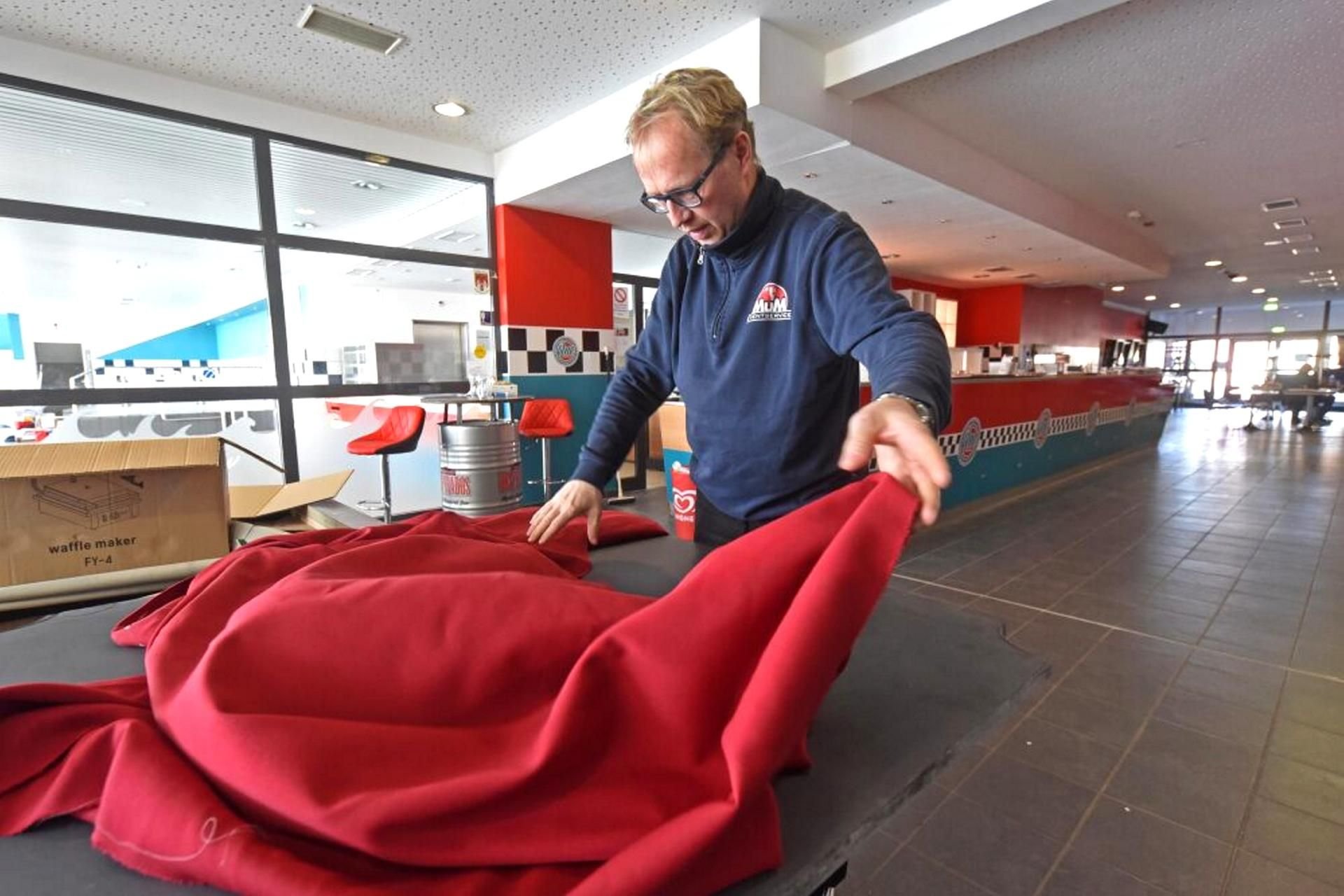 Mario Spengler bezieht den Billardtisch neu.