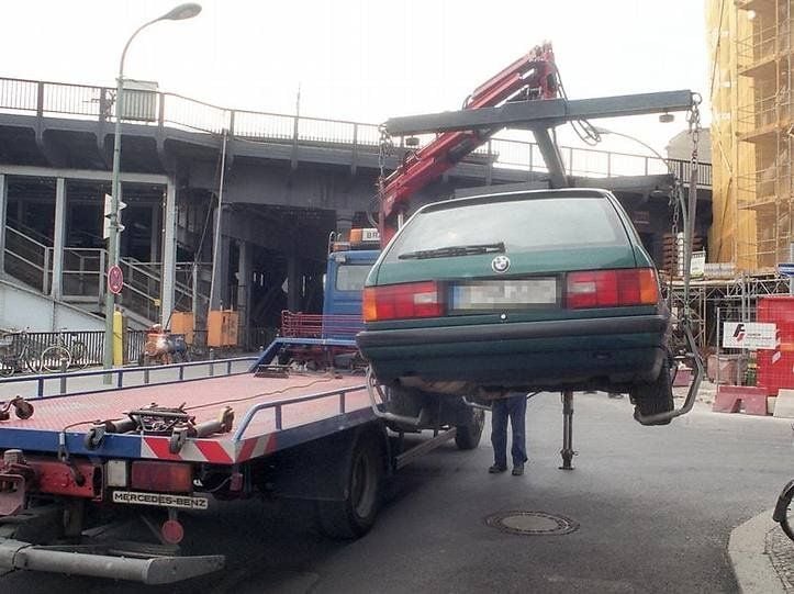 Wer über einem Kanaldeckel parkt, riskiert, dass sein Auto abgeschleppt wird.