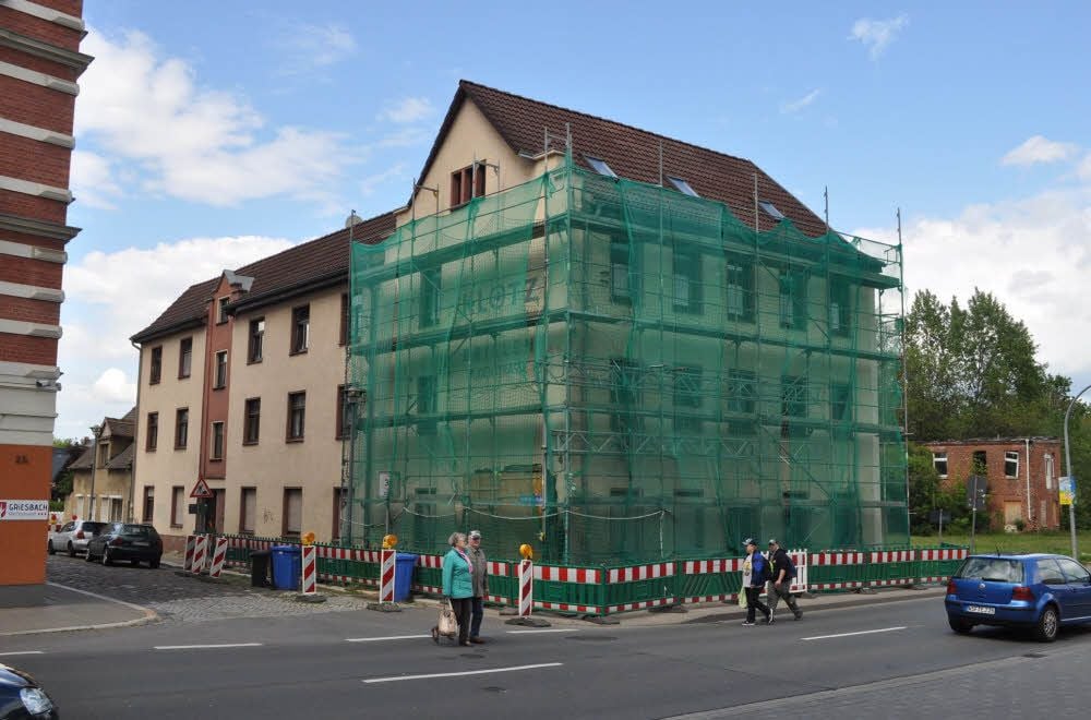 Das Urhaus ist eingerüstet. Aber auch der Anbau wurde beschädigt.