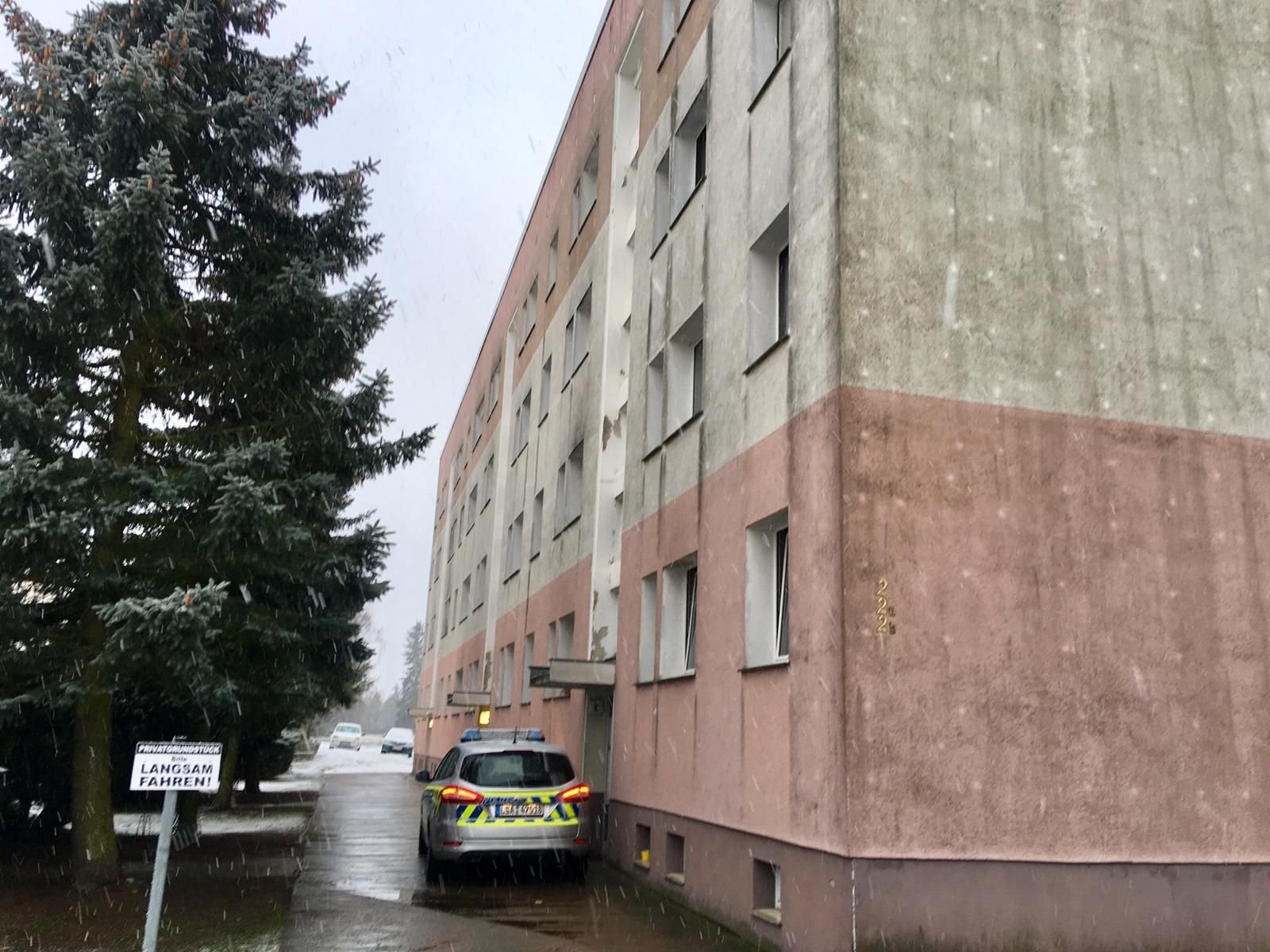 Bei dem Brand in der Klebitzer Straße in Zahna ist am Freitagmorgen ein Mensch ums Leben gekommen.