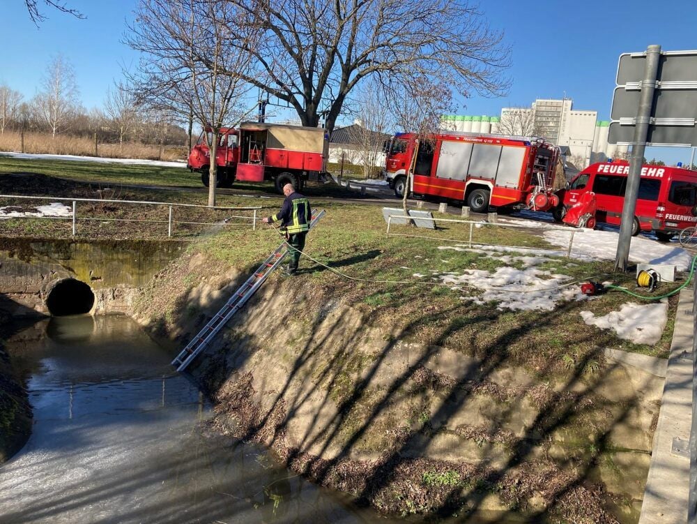 Mit einem Bindemittel wurde die ölige Flüssigkeit besprüht.