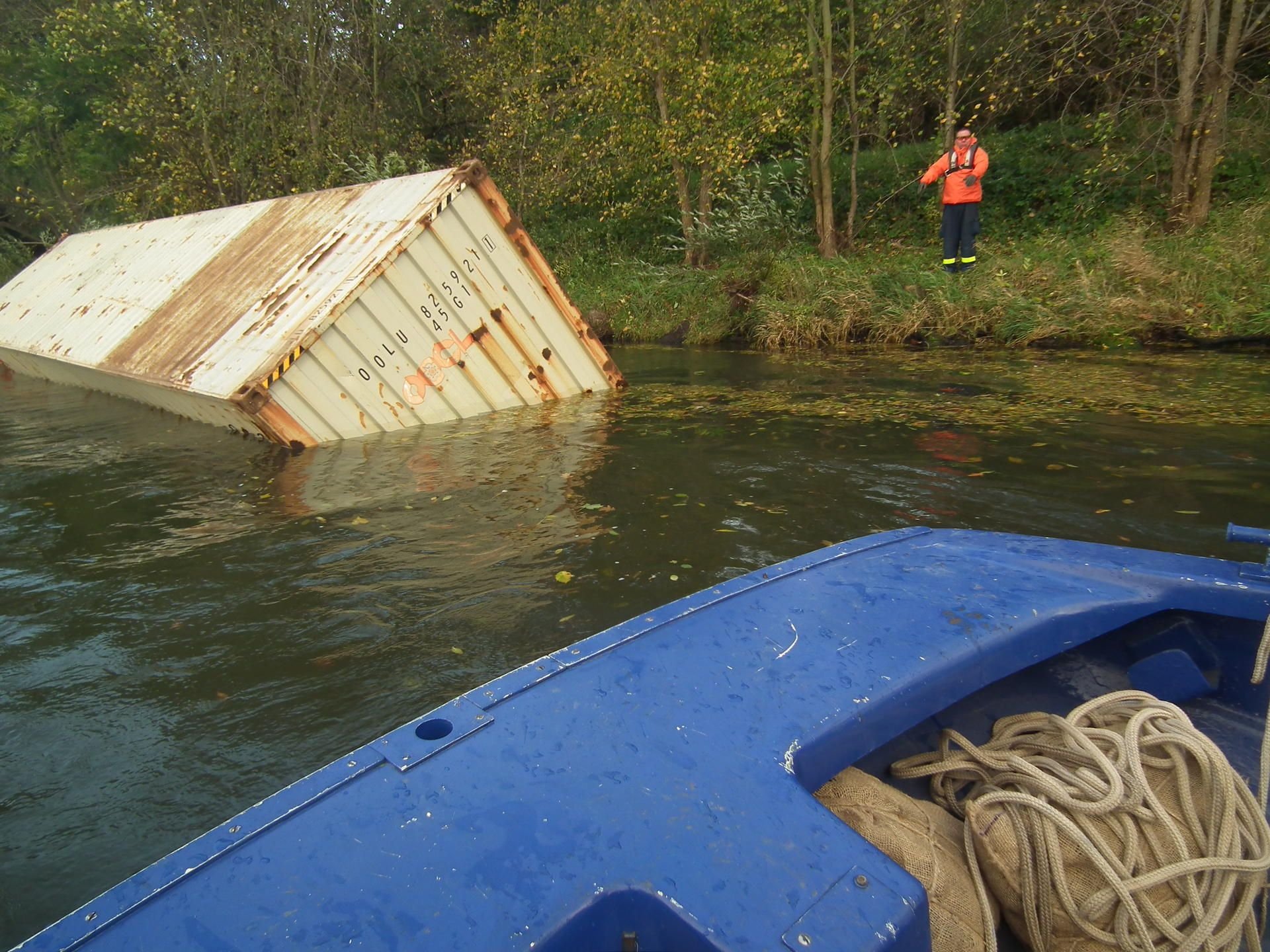 Der Sturm hatte den Container offenbar in die Saale gepustet.