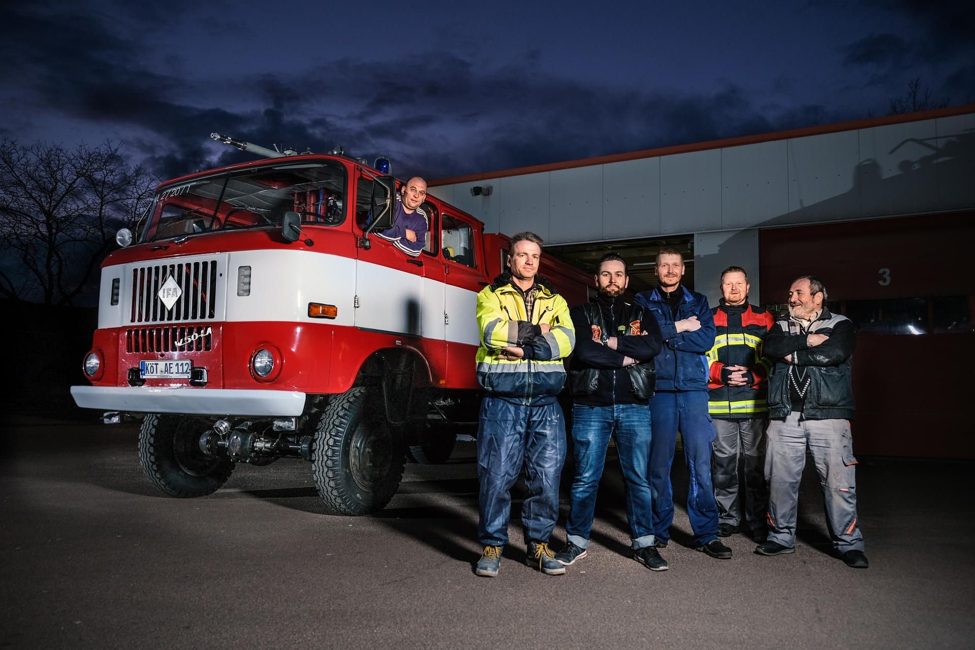 Schraubende Feuerwehrmänner: Matthias Hartmann, Lars Wenzel, Frank Schneider, Thomas Ziemer, Michael Kiel und Heinz Schneider (von links).