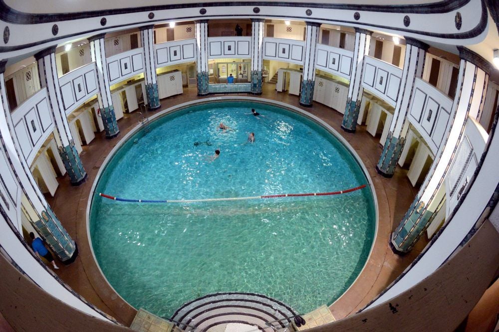 Das historische Stadtbad mit seinen runden Becken gilt vielen Hallensern als das schönste Schwimmbad der Stadt.