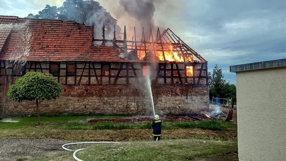 Mehr als 40 Kameraden der verschiedenen Feuerwehren der Gemeinde Elsteraue waren am Sonntagmorgen in Profen im Einsatz. Eine 200 Jahre alte Stallung brannte hier.