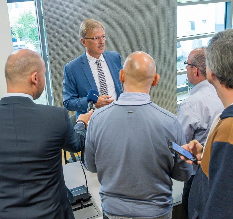 Nachtragsliquidator Harald Neumeister war nach der geplatzten Zwangsversteigerung der Scheibe A ein gefragter Mann für die Journalisten.