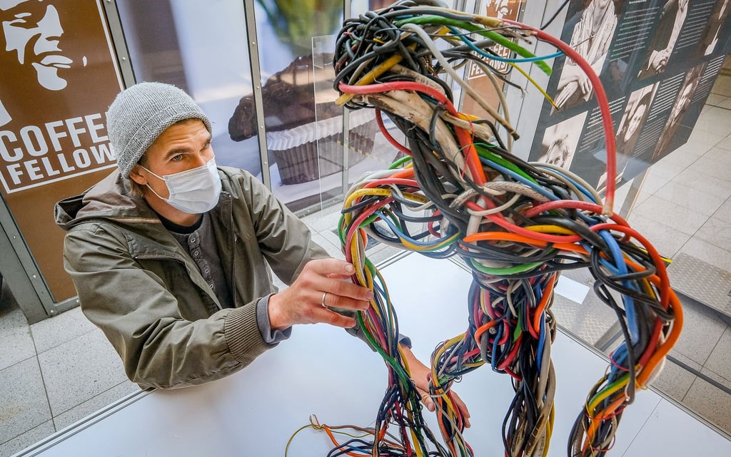 ?Kabeldämon? hat Künstler Hermann Beneke seine Installation betitelt - zu sehen in einer Ausstellung im Hauptbahnhof.
