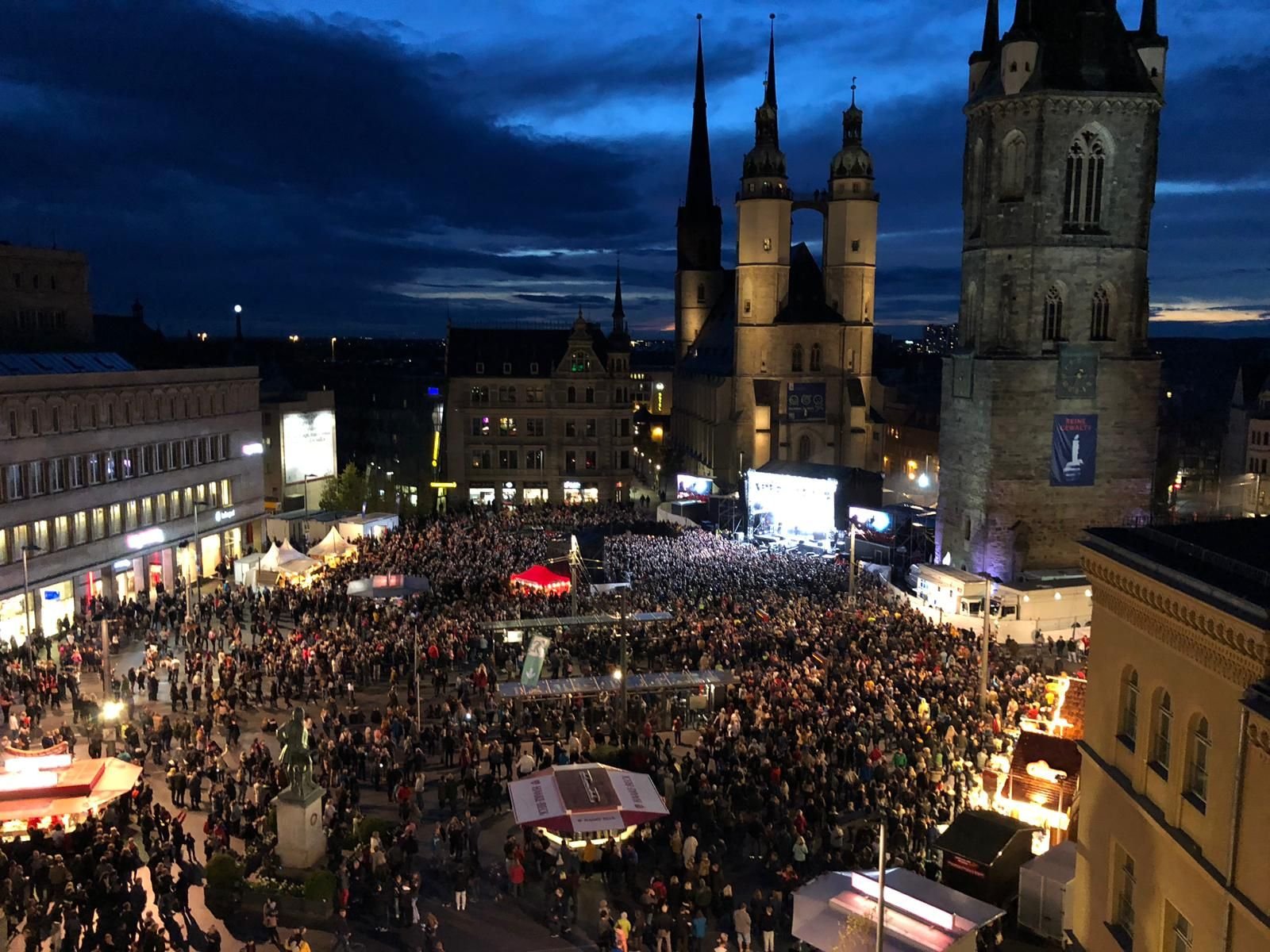 Abendliche Stimmung bei #HalleZusammen
