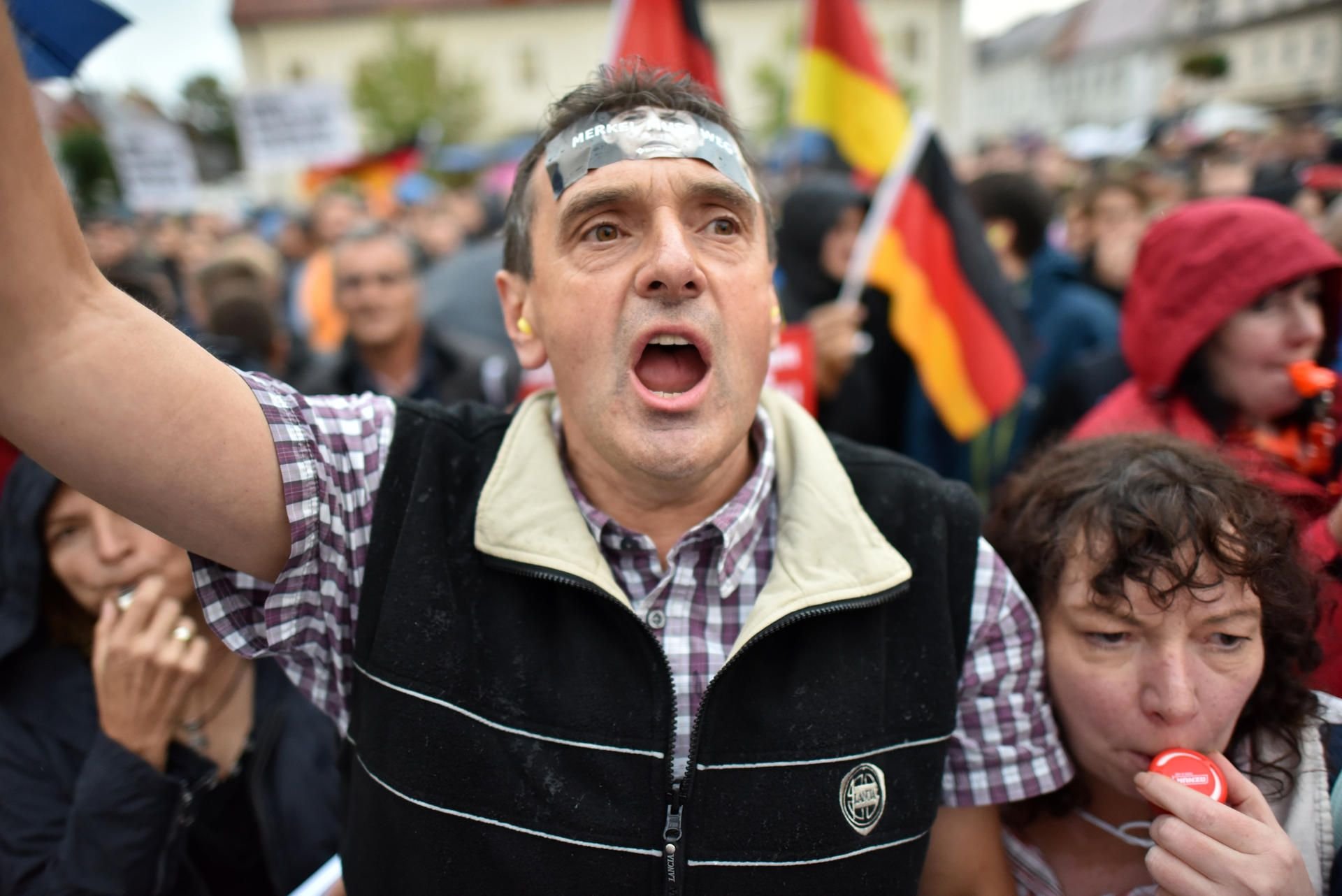 Demonstranten protestieren in Finsterwalde gegen Angela Merkel.