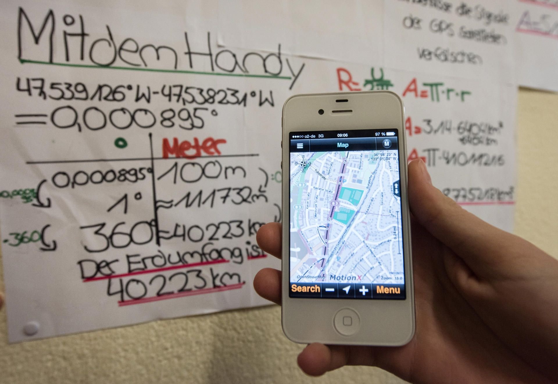Smartphones und Handys lenken die Schüler vom Unterricht ab.
