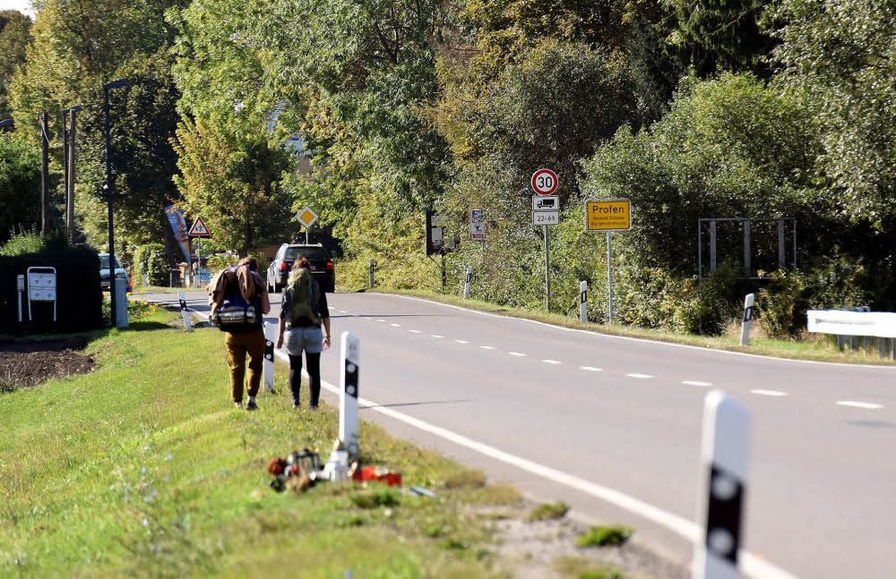 Die B2 bei Profen. Am Straßenrand gibt es keinen Fußweg. Nun soll das zulässige Tempo auf dem Straßenabschnitt auf 70 begrenzt werden.