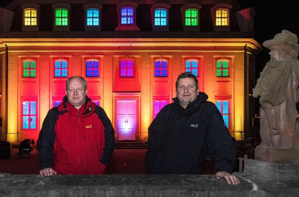 Sven Gebauer und Carsten Ritter gestalten die Licht- und Lasershow zur Eröffnung des Christkindl-Marktes.