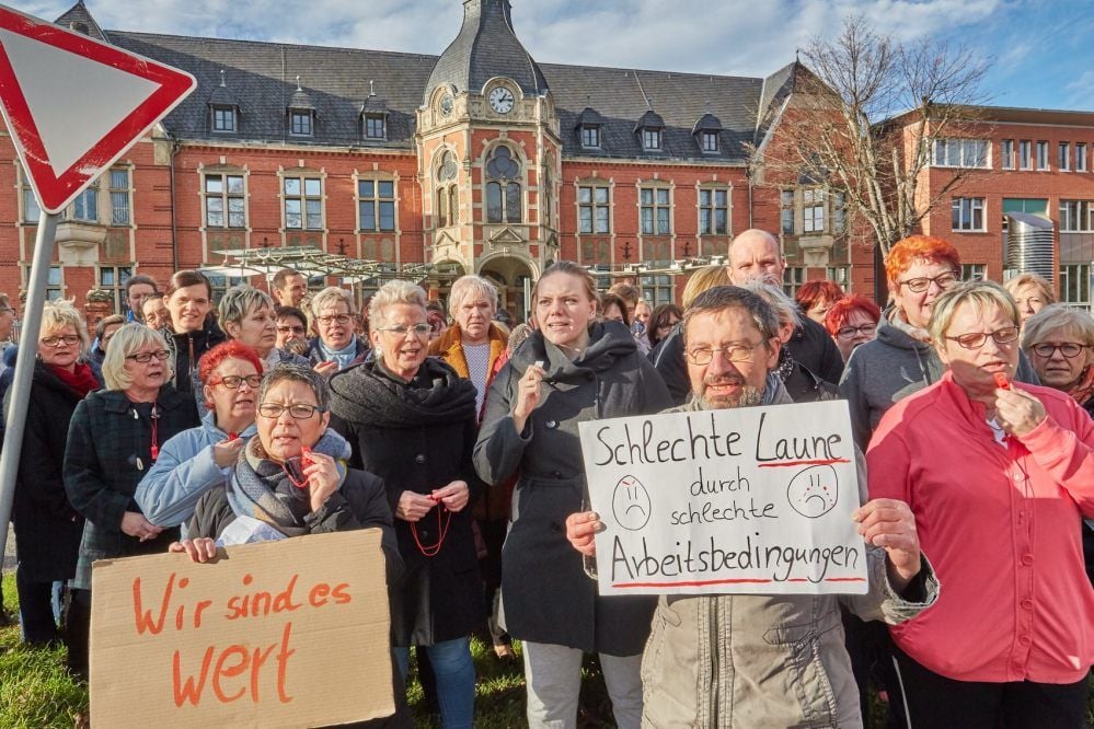 Ärzte und Pflegepersonal des Bernburger Ameos-Klinikums demonstrieren in einer Mittagspause vorm Krankenhaus für einen Tarifvertrag.