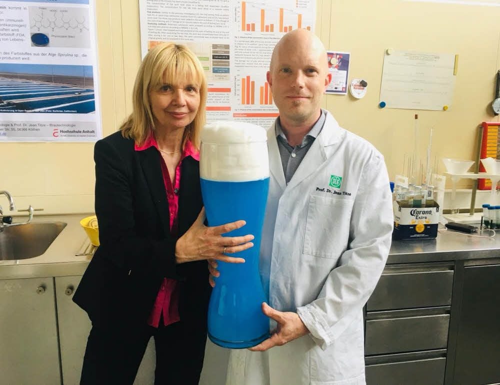 Prof. Carola Griehl und Prof. Jean Titze von der Hochschule Anhalt in Köthen präsentieren ihr blaues Bier.