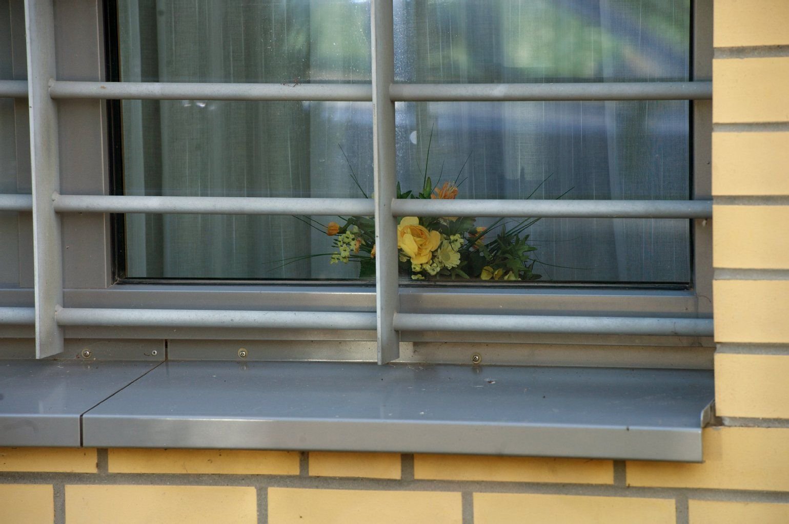Ein vergittertes Fenster des Maßregelvollzugs des Landeskrankenhauses Bernburg.