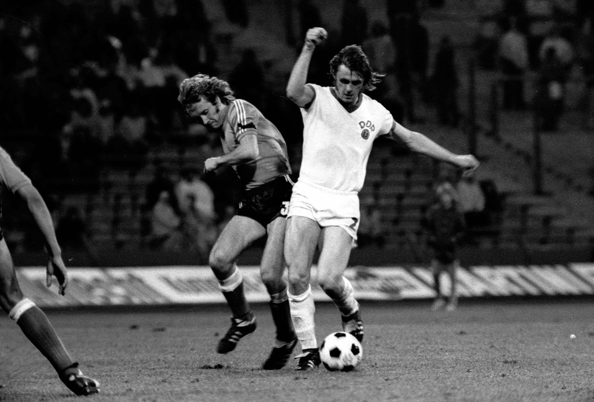 Lothar Kurbjuweit 1974 im Trikot der DDR beim Länderspiel gegen Argentinien.