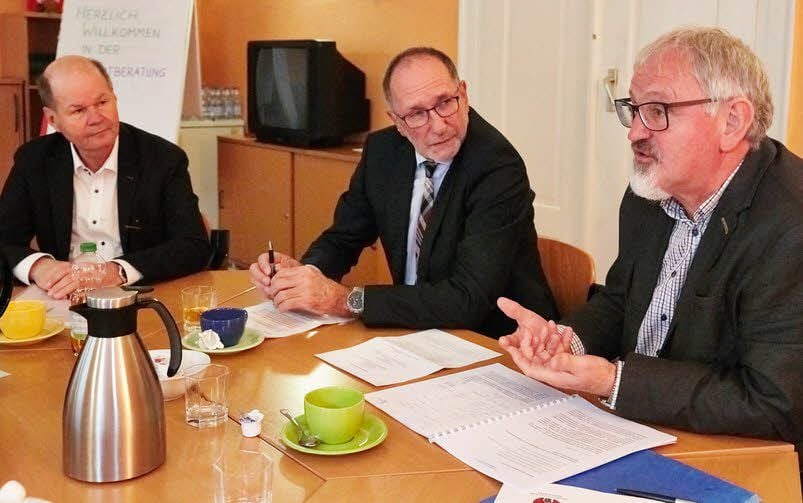 Dezernent Paul Koller (von links), Oberbürgermeister Henry Schütze und Joachim Stopp von Bethanien stellen das Konzept vor.