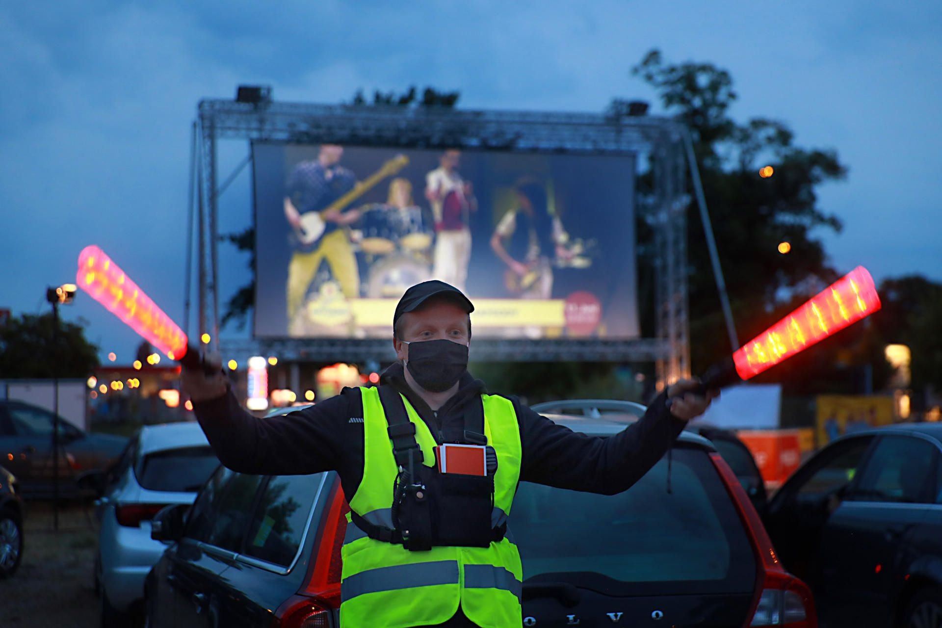 Einweiser Robert Bohnert beim Autokino