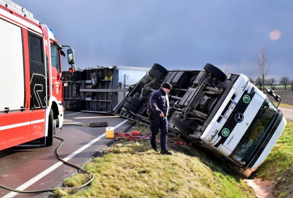 Auf der B 91 kippte der Sturm einen Lastwagen in den Graben, der Fahrer wurde verletzt.