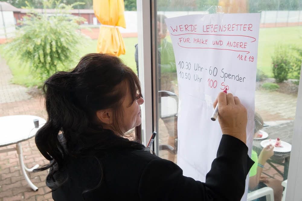 Halbstündlich sowie bei erreichten runden Größenordnungen gab Kathrin Grothe die Zahl der Spender offiziell bekannt.