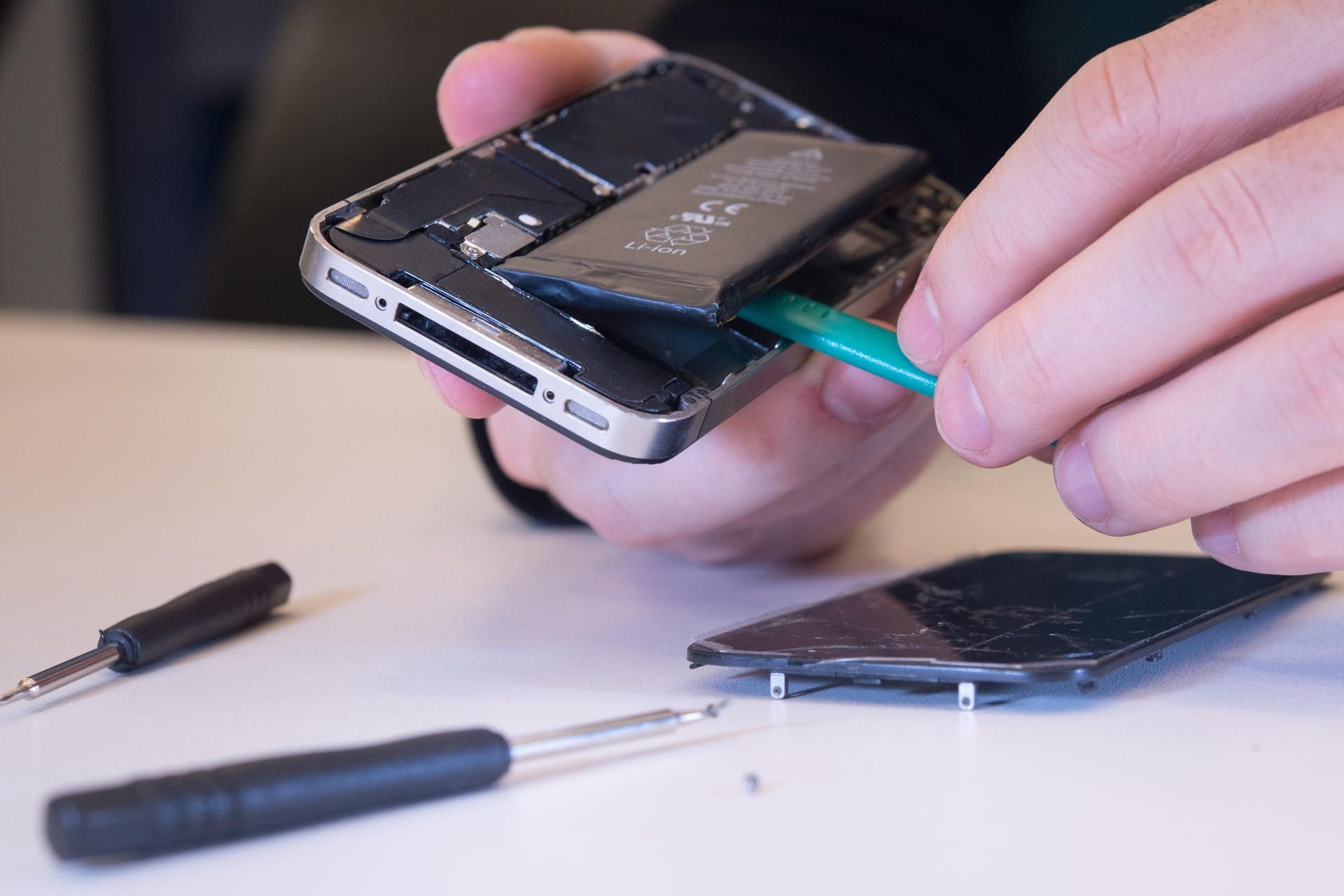 Wenn Sie Ihr Smartphone selbst reparieren wollen, sollten Sie ein paar Dinge beachten.
