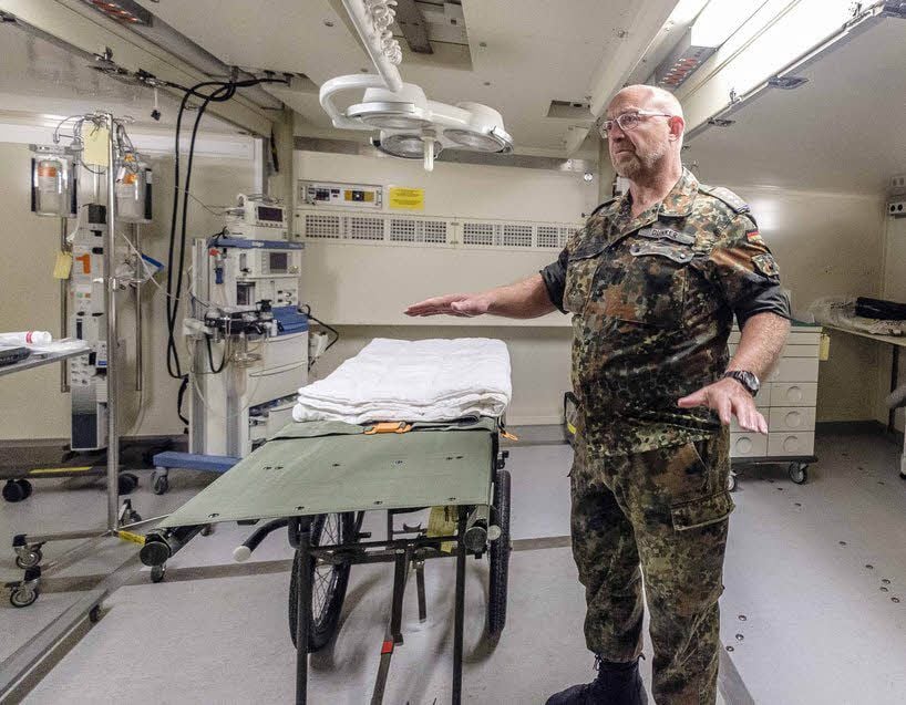 Hauptmann Frank Dunker ist der Einsatzoffizier im Rettungszentrum der Bundeswehr. Im Container ist ein Schockraum untergebracht.