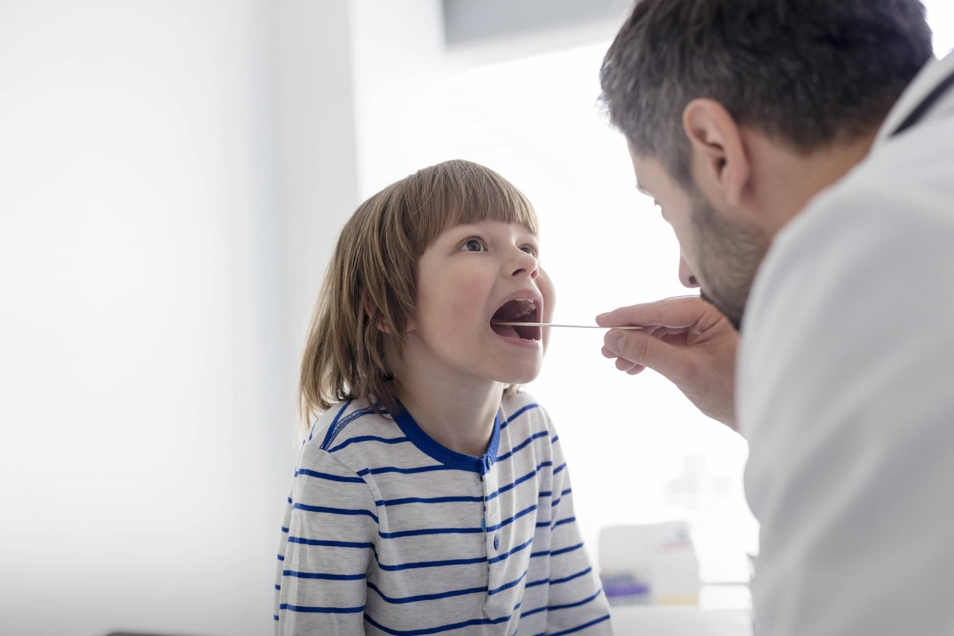 Das Kind hat etwas Fieber und ist heiser – ist das schon Anlass genug, um zum Arzt zu gehen?
