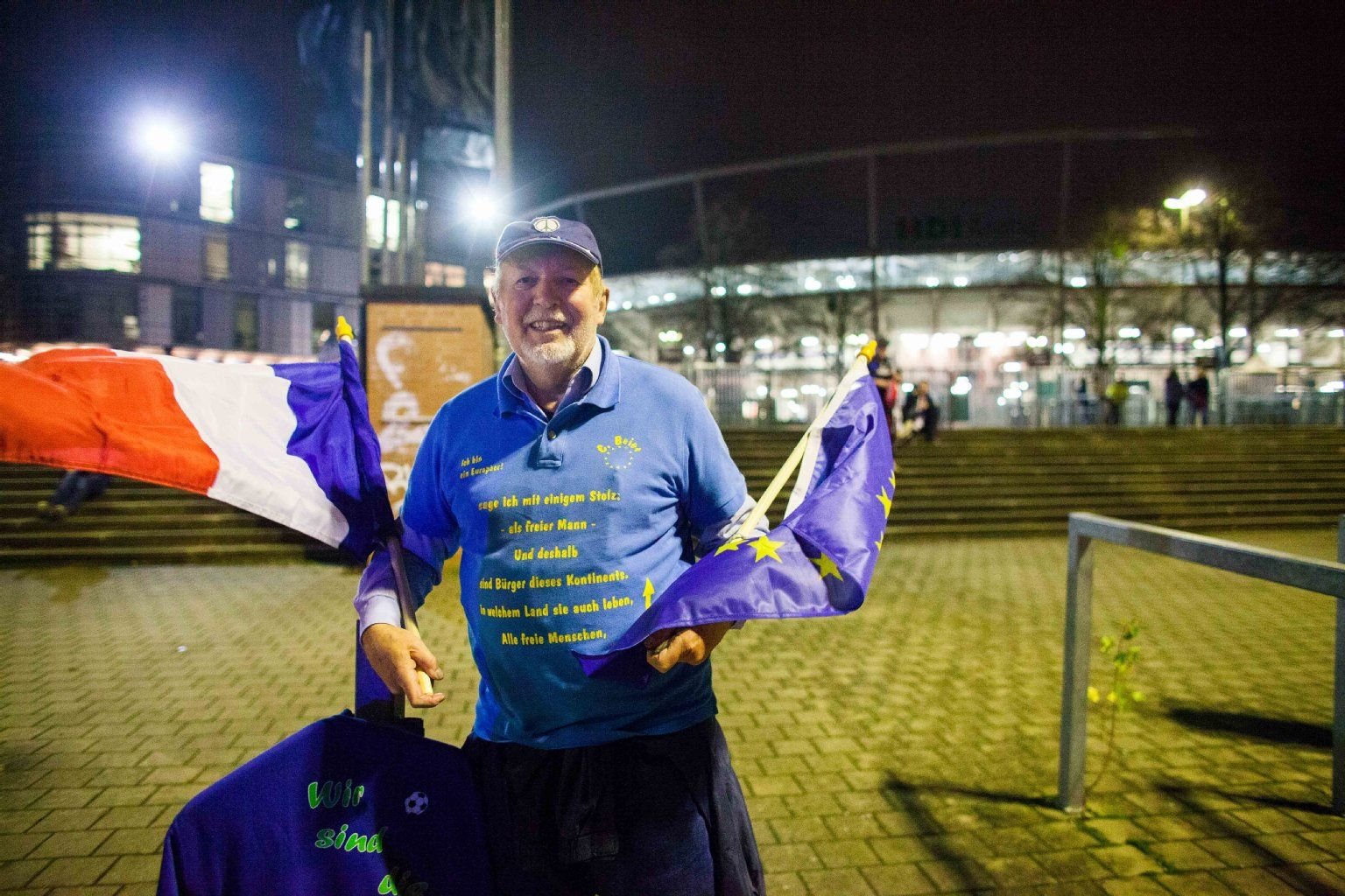Ein Fußballfan vor der HDI-Arena. Zahlreiche Stadionbesucher bekunden ihre Solidarität.