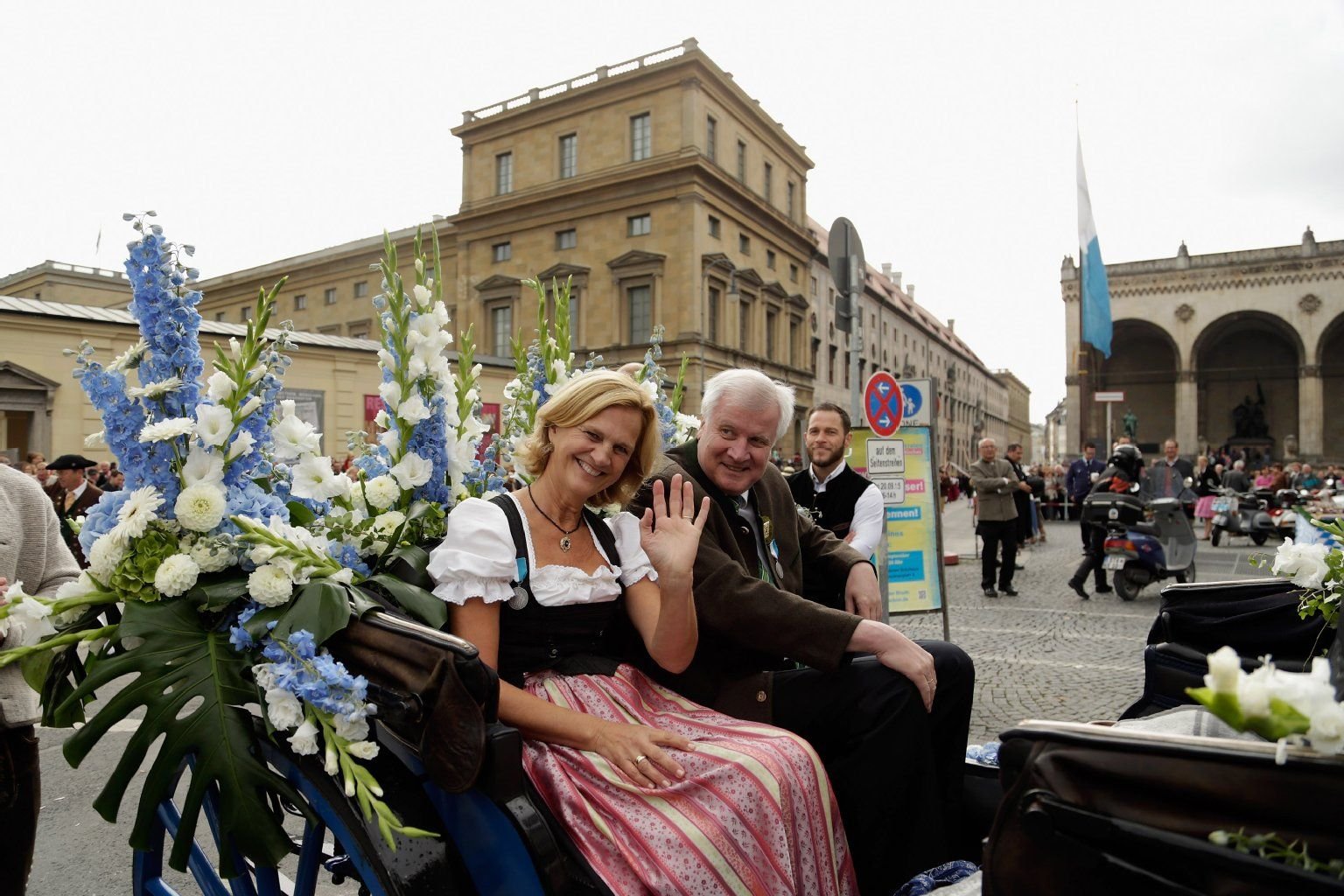 Horst Seehofer und seine Ehefrau Karin (l.).