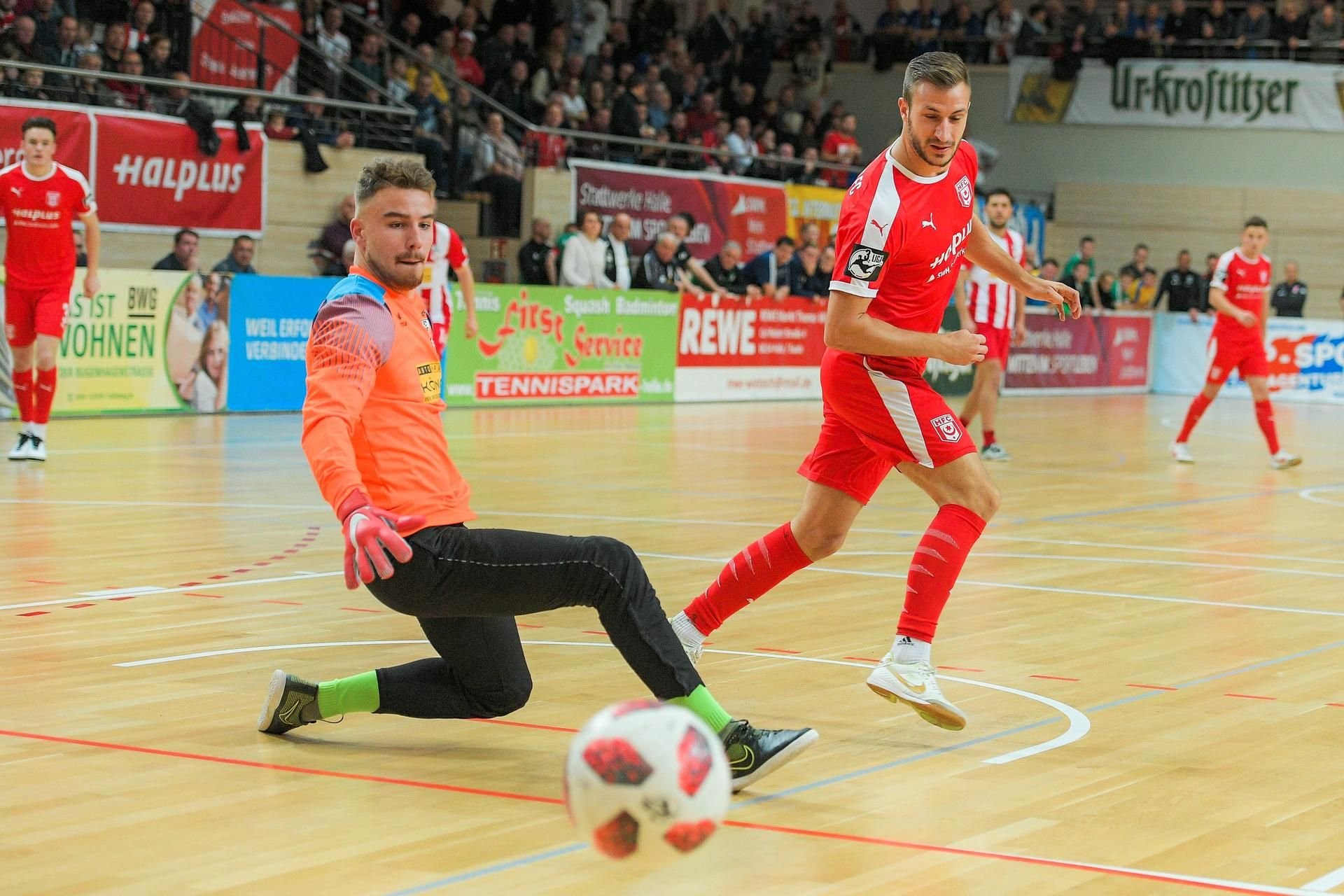 HFC-Stürmer Pascal Sohm trifft im Spiel gegen Erfurts Keeper Julian Knoll.
