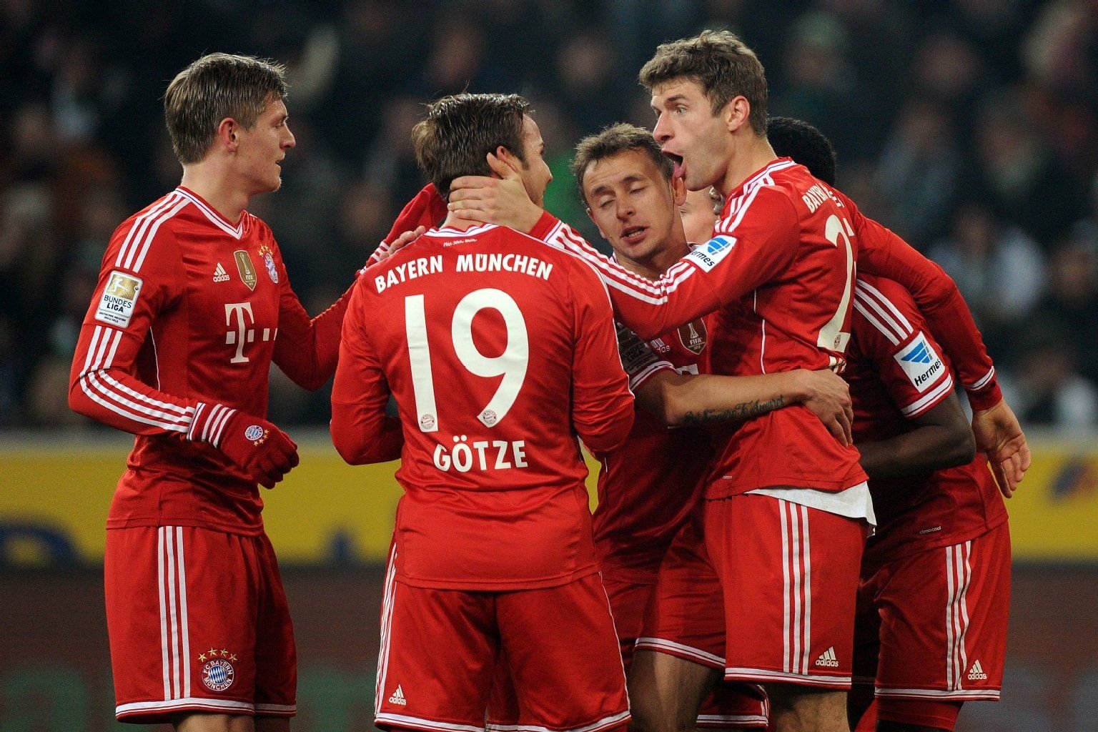Die Torschützen Thomas Müller (rechts) und Mario Götze inmitten des Bayern-Jubels.